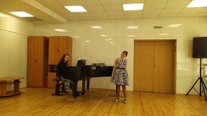 Переводной экзамен по сольному пению сдаёт Евгения Козлова