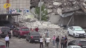 В ХОДЕ РАБОТ ПО ДЕМОНТАЖУ СТЕНЫ БЫВШЕГО ЗАВОДА "КРИСТАЛЛ" УПАВШИМИ КУСКАМИ БЕТОНА ПОВРЕЖДЕНЫ МАШИНЫ