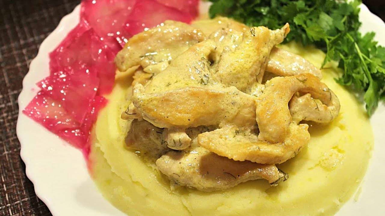 Куриная грудка с чесноком в сметанном соусе — нежное и ароматное блюдо! 🍗🧄🥄