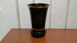 чёрная вазочка