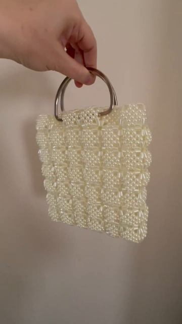 Сумочка из акриловых жемчужных бусин. смотреть онлайн