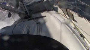 На парусной яхте против крепкого ветра и обрушивающихся волн