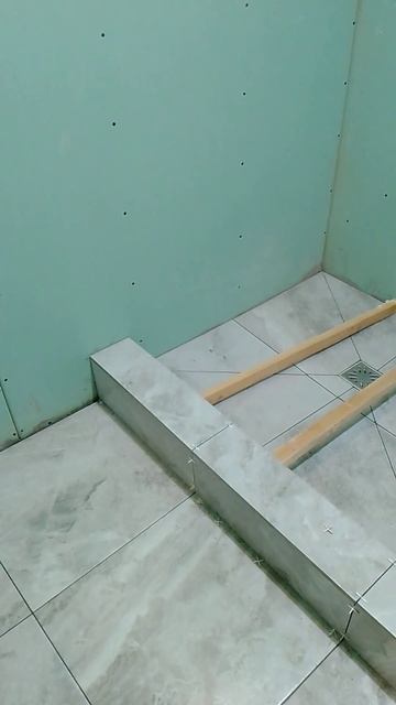 Укладка плитки в ванной комнате,на пол. #youtuber. смотреть онлайн