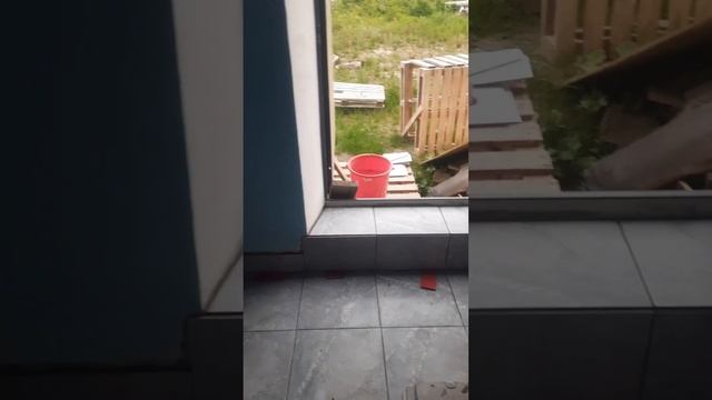сделали порожек из плитки, покрасили стены в 1 слой