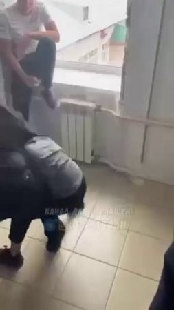 узбек с таджиком в школе. Вышла увлекательная заруба !!!