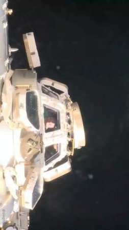 Астронавты МКС закрывают окна модуля Купол, чтобы ничто не нарушало космический сон