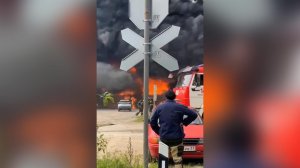 Пожар охватил 800 "квадратов" на заводе порошковых красок под Петербургом: видео