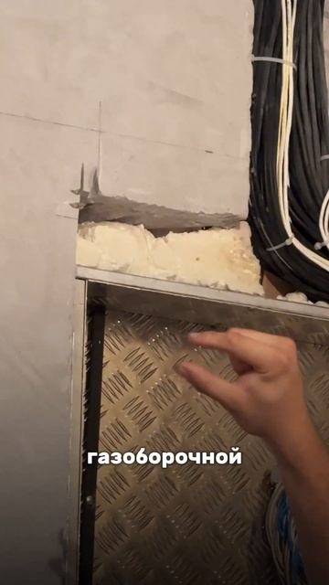 Как закрепить натяжной потолок над большим шлейфом смотреть онлайн