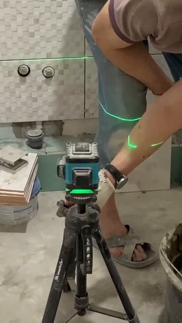 Этап отделки плиткой - работает плиточник-профессиона смотреть онлайн