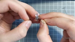 Beaded spider DIY 🕷 Паук из бисера и бусин видео-туториал