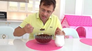 ДИАНА И РОМА - Диана и Рома играют с папой