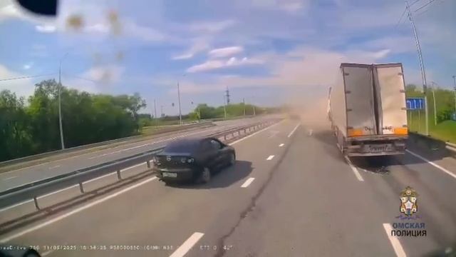 Под Омском водитель грузовика устроил смертельное ДТП