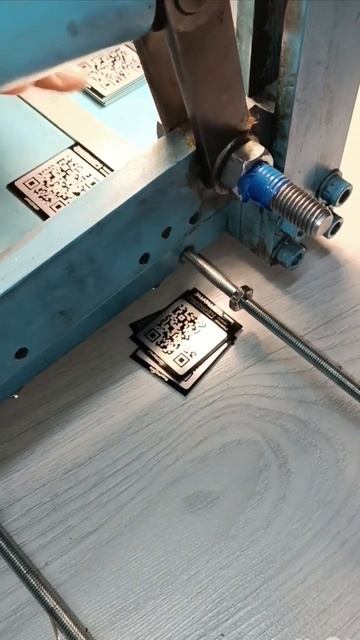 Режем #шильды из алюминия #бирка #таблички смотреть онлайн