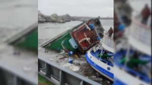 Якутск - тонут во время паводка на реке Лена не только люди,но и речные судна!