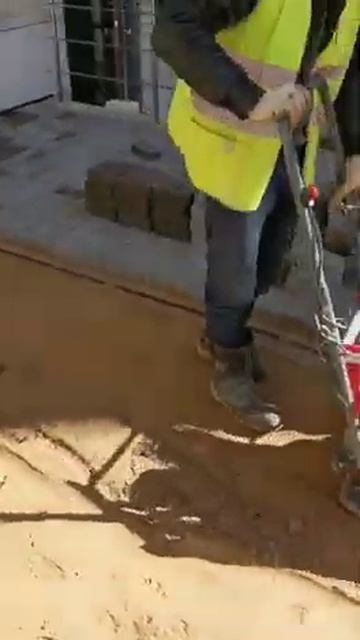 Трамбовка песка перед укладкой брусчатки смотреть онлайн