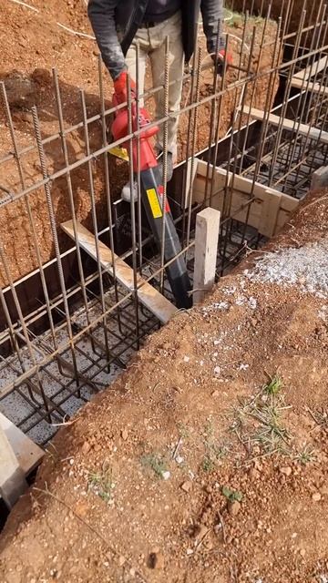 Очистка пятки фундамента от пыли и древесной стружки. смотреть онлайн