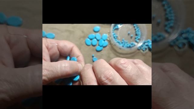 МК очень красивое колье из каменной крошки бусин и про