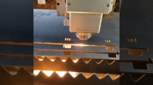 Режем нержавейку 3 мм. Лист режется, труборез отдыхает.