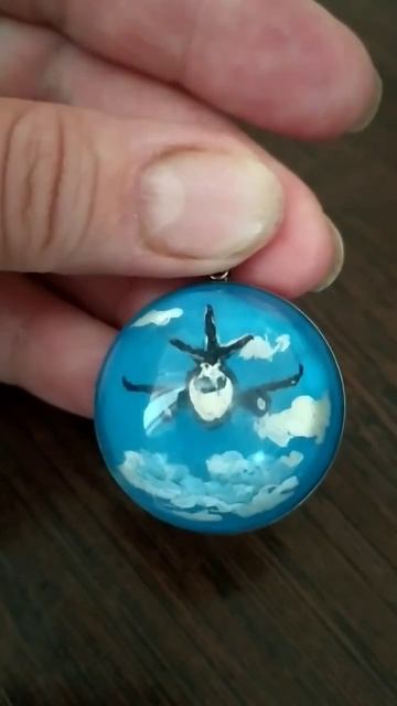 Кулон из эпоксидной смолы на стальной основе с авторс? смотреть онлайн