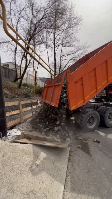 Эпичная разгрузка камня! #габионы #строительство смотреть онлайн