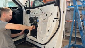 Разбор и шумоизоляция дверей, крышки багажника Toyota RAV4