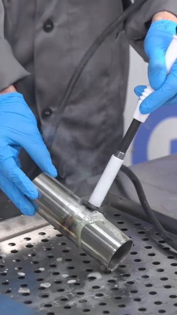 Блестящие сварные швы на образце из нержавейки с помо? смотреть онлайн