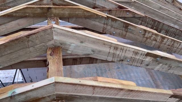 Устройство скатной крыши с большими свесами