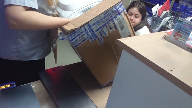 Распаковка на почте. Разбит уголок крышки, боковина ко смотреть онлайн