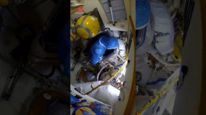 Как космонавты одеваются для выхода в открытый космос