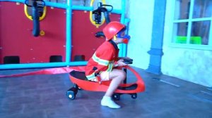 Диана и Рома ( Diana Roma ) - Диана и Рома играют в Профессии - новые истории в детском музее