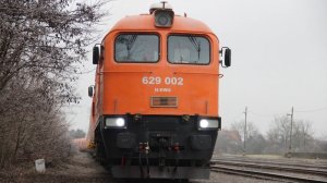 Апельсиновый М62 629 002 выполняет манёвры с вагонами хопперами
