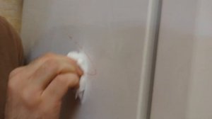 Как стереть маркер для белой доски с холодильника.