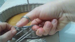 Поднос с фанерным донышком из бумажной лозы