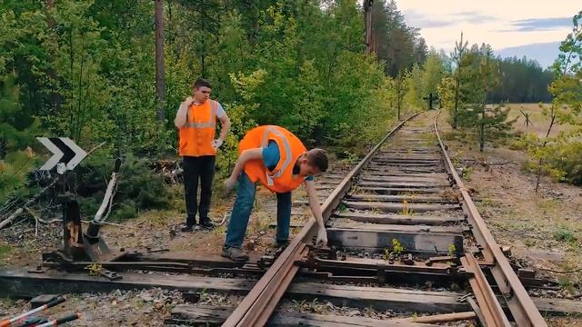 КАК ЭНТУЗИАСТЫ ВОССТАНАВЛИВАЮТ ЗАБРОШЕННУЮ ЖД ЛИНИЮ смотреть онлайн