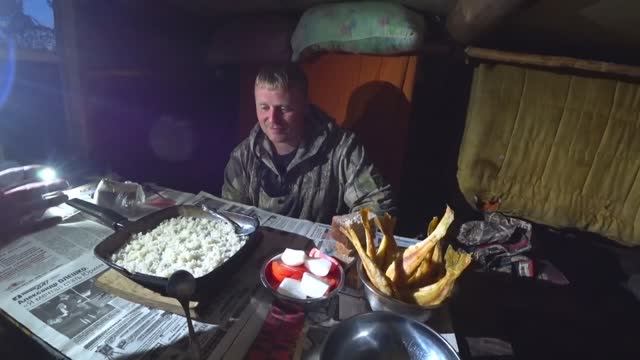 Рыбалка в диких местах! Идём сплавом по таёжной речке, остановились переночевать в рыбацкой избе!