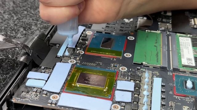 ЖИДКИЙ МЕТАЛЛ вместо термопасты Razer Blade 2024 | Сравнение ? смотреть онлайн