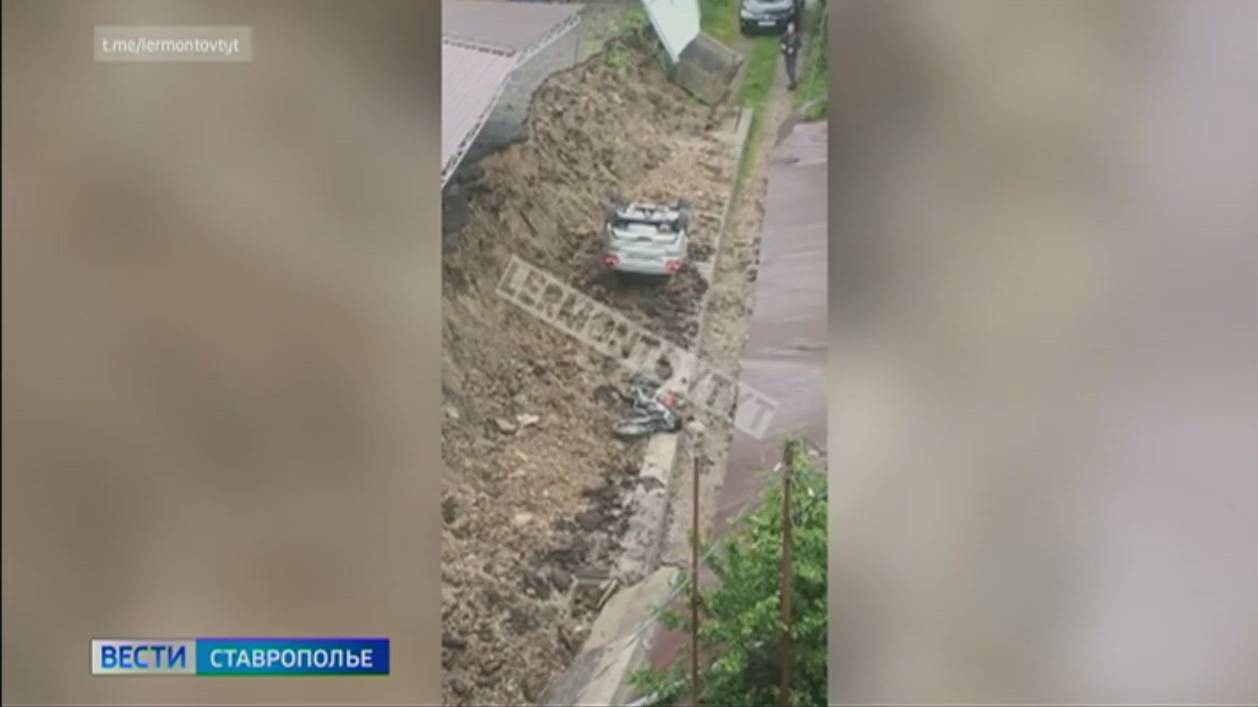 В Лермонтове оползень сошел на крытую автостоянку