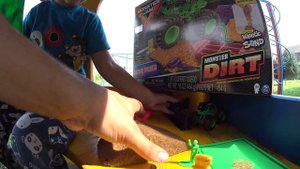 Тачки Монстр Джем/Открываем набор Грейв Диггер/Monster Jam