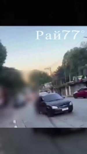 Бразилец угнал автобус и протаранил кафе, где отдыхала его жена