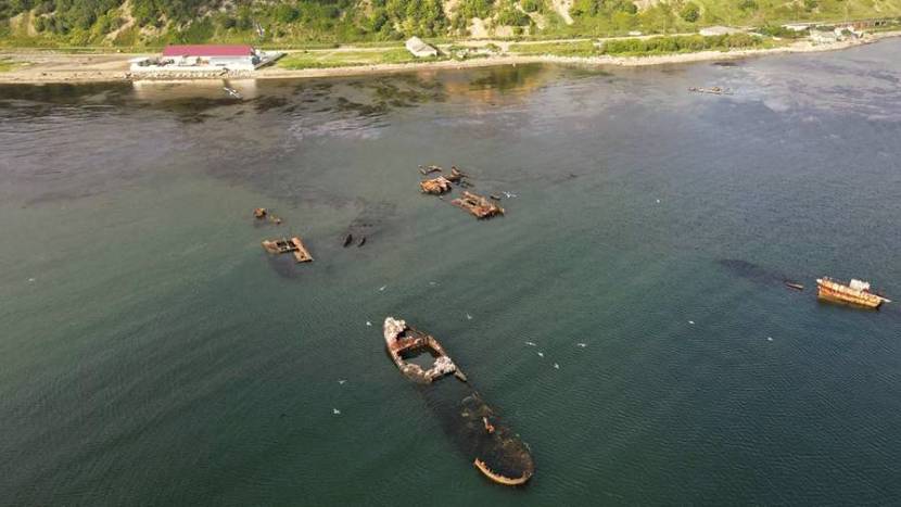 Поднимать затонувшие суда начали в акватории Охотского моря у берегов Корсакова