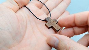 Крестик из дерева. Деревянный нательный крест из Палисандра Сантоса ручной работы.