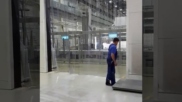 Установка складных ПВХ завес на производстве. смотреть онлайн