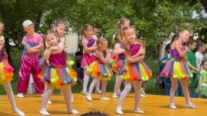 1 июня Алиса выступает на празднике и веселится