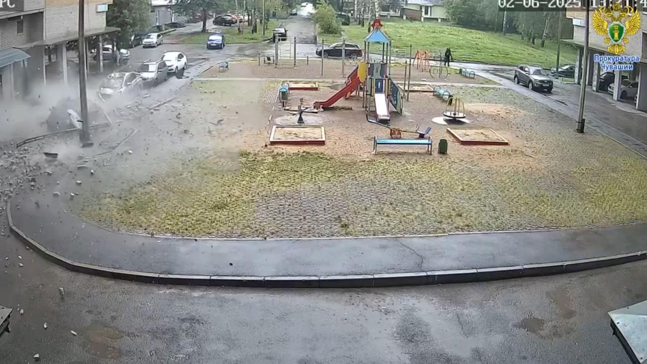 Кирпичная кладка дома обвалилась на припаркованные авто в Чебоксарах: видео
