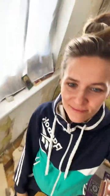 Наступил какой то там день стройки😁😁 обдираю обои #р смотреть онлайн