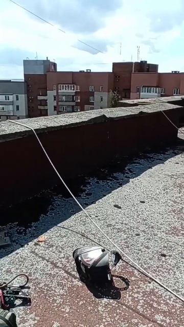 Крыша над балконом под очень большим наклоном. Кроншт?