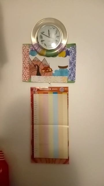 Часы и календарь весит на стене в комнате 89. смотреть онлайн