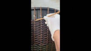 Кашпо из остатков искусственного ротанга.