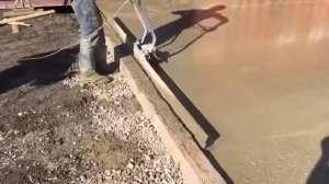 Укладка бетона виброрейкой