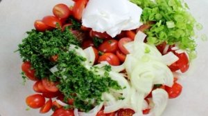 Cалат из помидоров со сметаной
